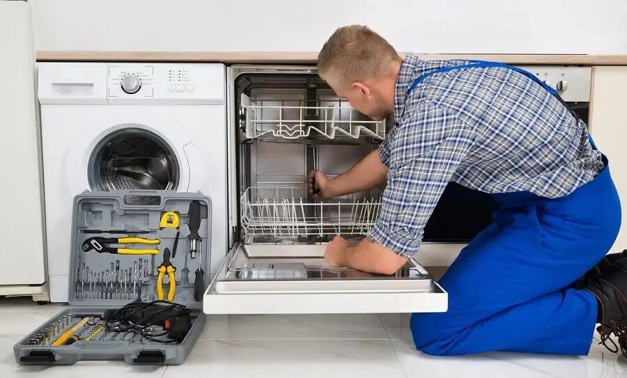 Gebze Electrolux servisi teknisyen ekibi beyaz eşya tamiri yaparken